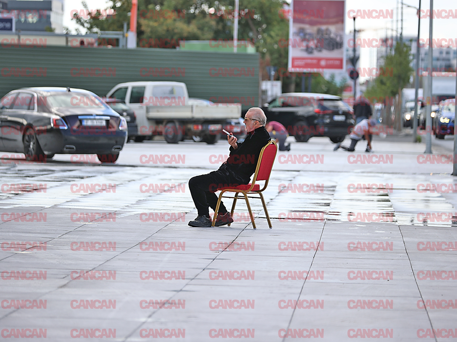 Becali pe un jilț la biserica din Pipera
