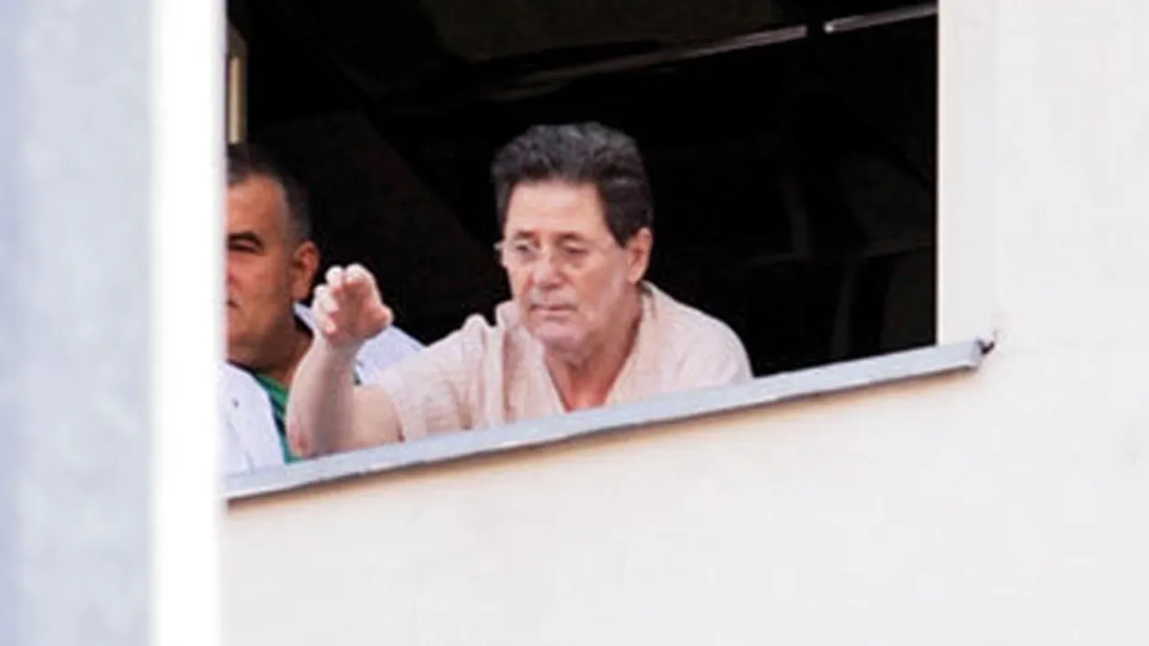 Imagini EMOTIONANTE! Cornel Dinu, filmat in spital in timp ce urmarea cum Dinamo pierdea calificarea - VEZI cum arata dupa operatia pe cord deschis