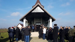 Cei trei oameni ucişi cu sânge rece în localitatea Apa au fost înmormântaţi! Criminalul este încă în libertate
