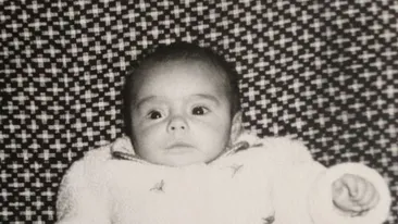 Asa arata blonda lui Iri pe vremea cand se juca intr-adevar cu un crocodil...de plus! Imagini cu Flore Salalidis din copilarie!