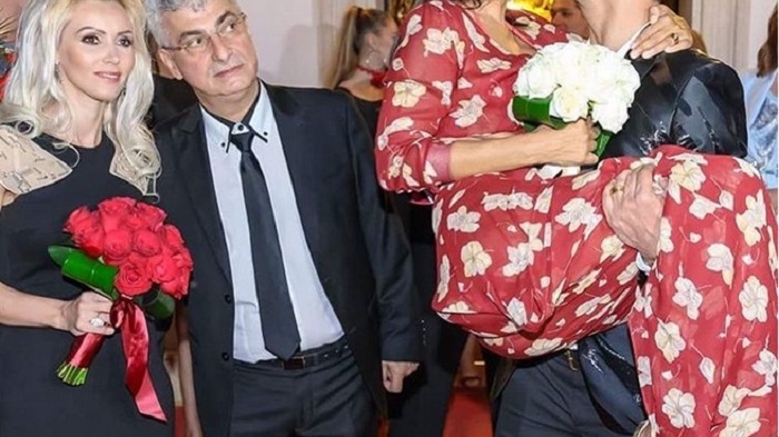 VIDEO / În ipostaza asta nu ai văzut-o niciodată! Oana Zăvoranu alăptează o pisică: "Nu pot să cred!"