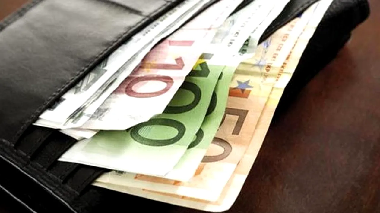 Portofel plin cu bani, găsit și predat polițiștilor la Craiova. Ce sumă se afla în interior