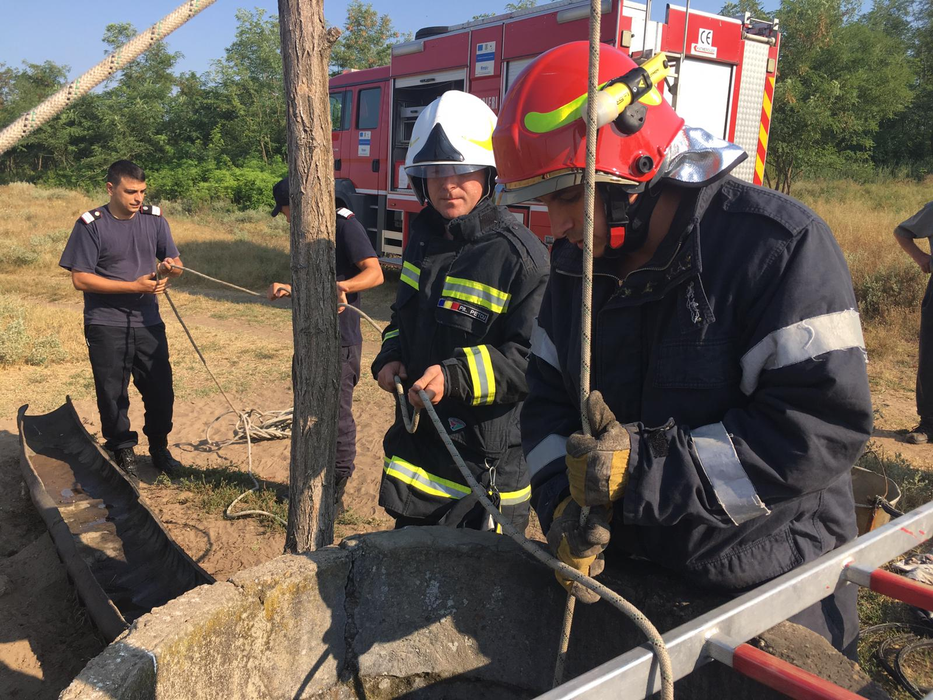 Descoperire macabră! Pompierii au scos două cadavre dintr-o fântână