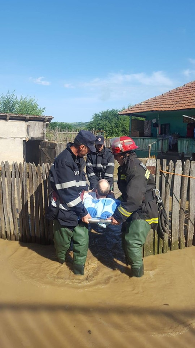 Pompierii din Mehedinți au evacuat 48 de persoane din calea apelor
