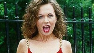 Cu siguranţă nu ai mai văzut ceva mai înfiorător! EA asta nu s-a epilat niciodată pe picioare! Incredibil cât de mare are părul