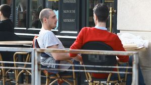 Vladimir Draghia a inventat un nou stil de a bea cafeaua: pe trotuar, cu un cos de gunoi in spate si cu picioarele pe perete!
