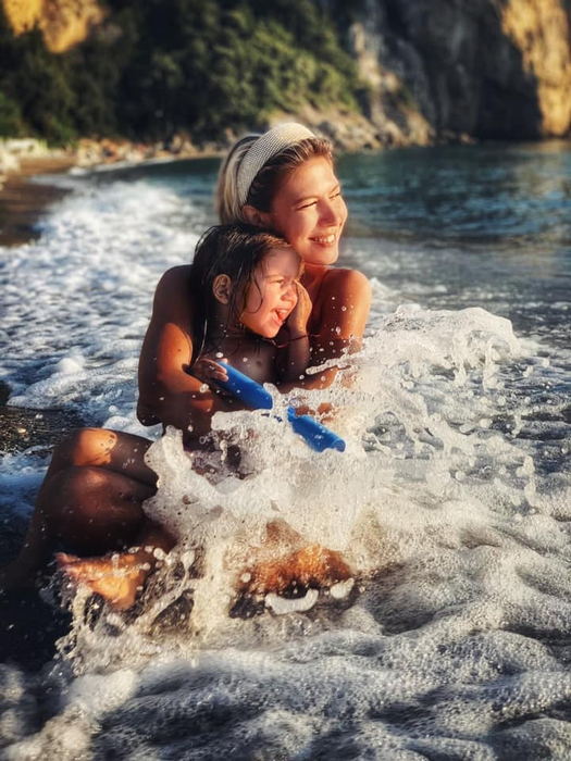 Sore, ipostază emoționantă alături de fetița ei. Micuța Erin este adorabilă