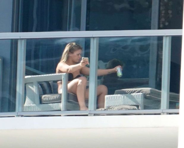 Imaginile momentului în showbiz! Vedeta, fotografiată de paparazzi dezbrăcată la balconul hotelului