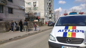 Un polițist din Vaslui a împușcat, din greșeală, în cap, un suspect pe care îl urmărea. Victima a murit