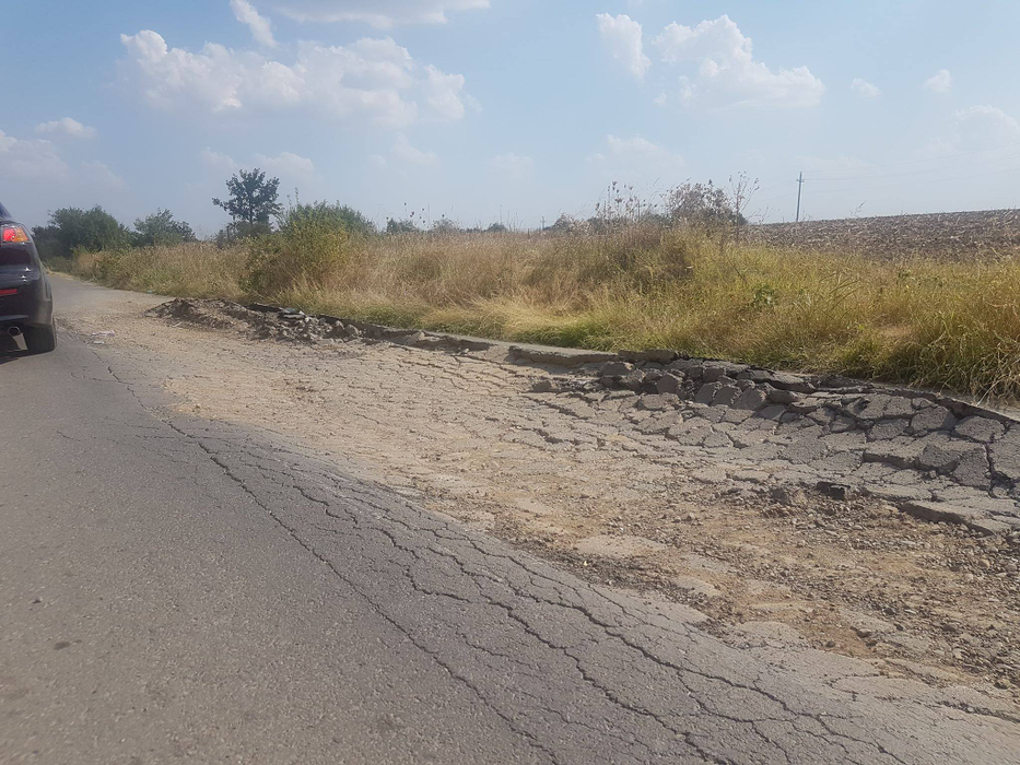 Atenție, șoferi! Există 2 cratere pe un drum circulat din județul Giurgiu, iar pericolul de accident este uriaș