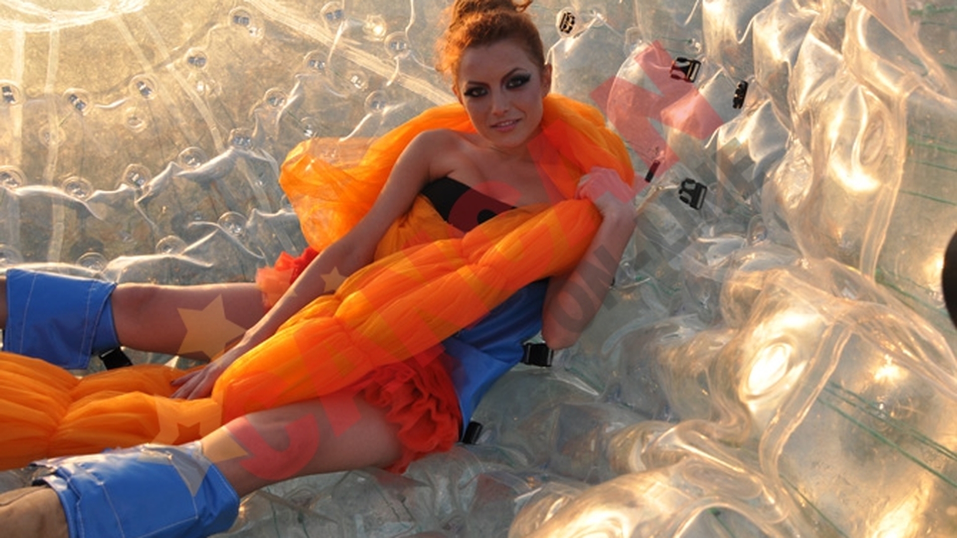 Elena Gheorghe a filmat un nou videoclip! S-a invartit intr-un balon care a ametit-o