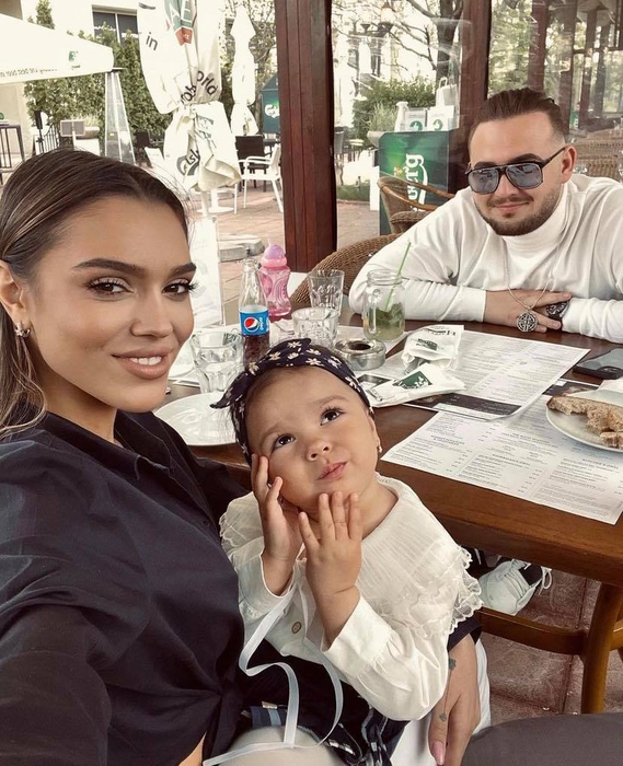Karmen și Bogdan Căplescu, în rolul de nași pentru doi apropiați! Artista și fiica ei, Sofia, s-au asortat și au făcut senzație la petrecerea de lux | FOTO