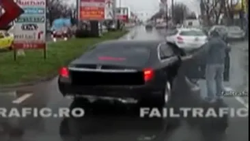 Scene teribile în Bucureşti! O femeie a fost bătută de iubit în maşină VIDEO