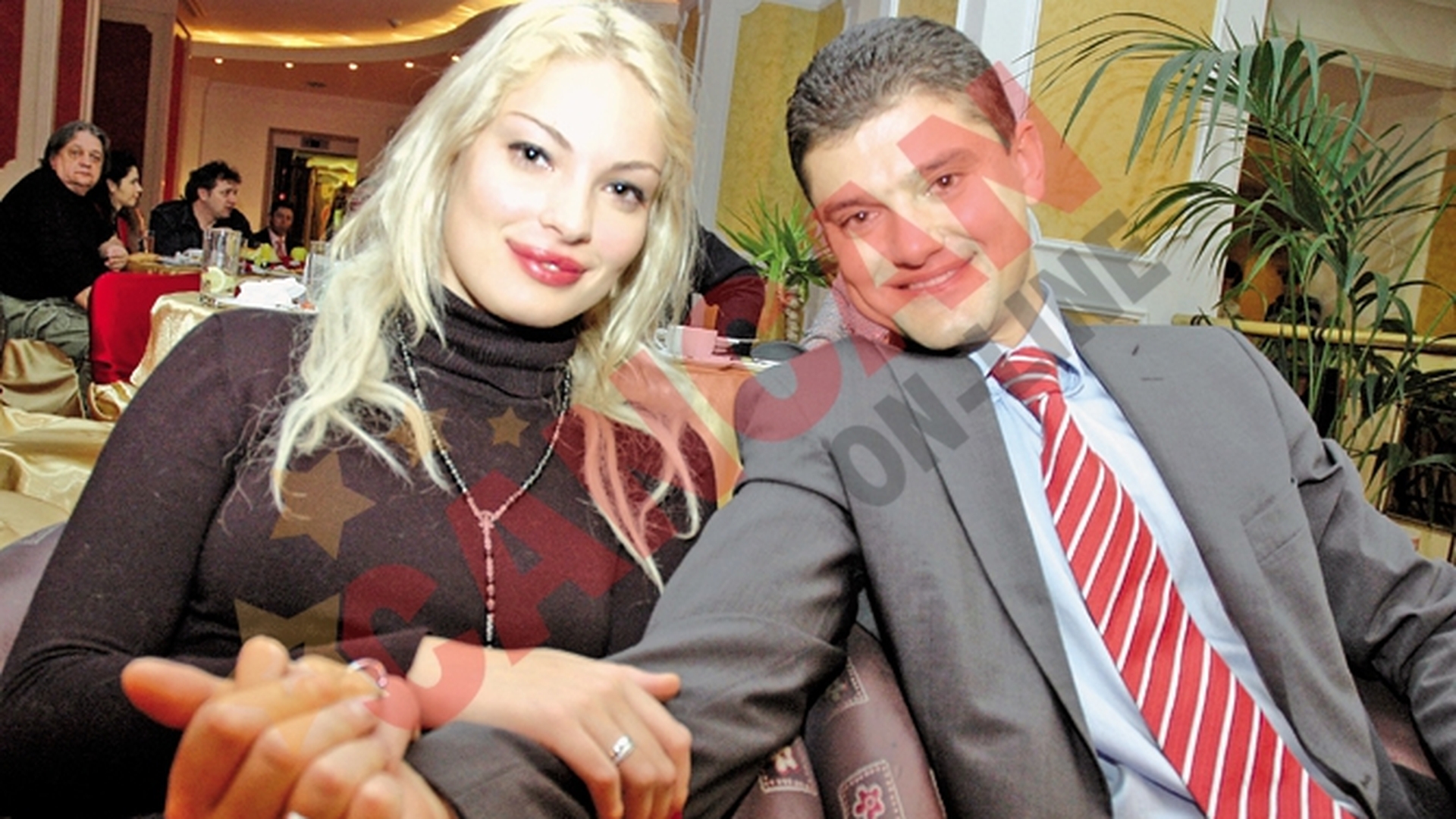 Valentina Pelinel mentine vie pasiunea dintre ea si sotul ei cu... biciul si zaharelul!