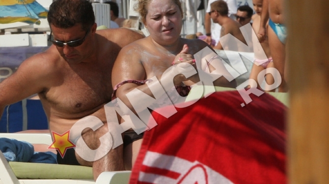 Senzatii hilare in mare! Viorica de la Clejani, torturata pana la lacrimi la Mamaia! A racnit de frig, apoi s-a harjonit cu o prietena in valuri