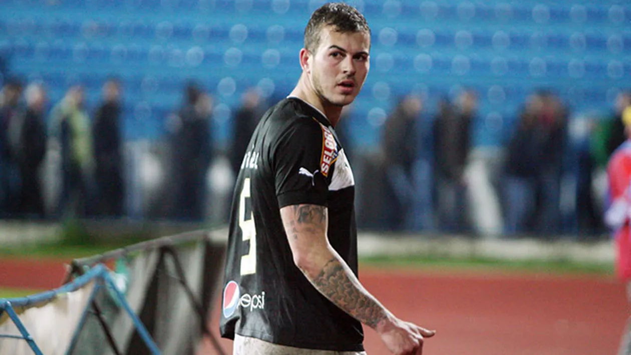 Atacantul-problemă al lui ”Tata Puiu” a comis-o. L-am prins ”în flagrant” la şaormerie în miez de noapte!