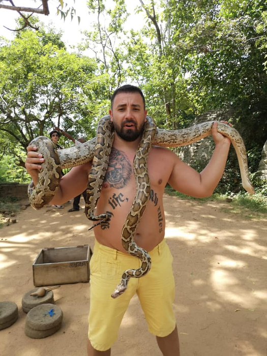 Manu Bombardieru îi dă replica lui Nuțu Cămătaru (Foto: Facebook)