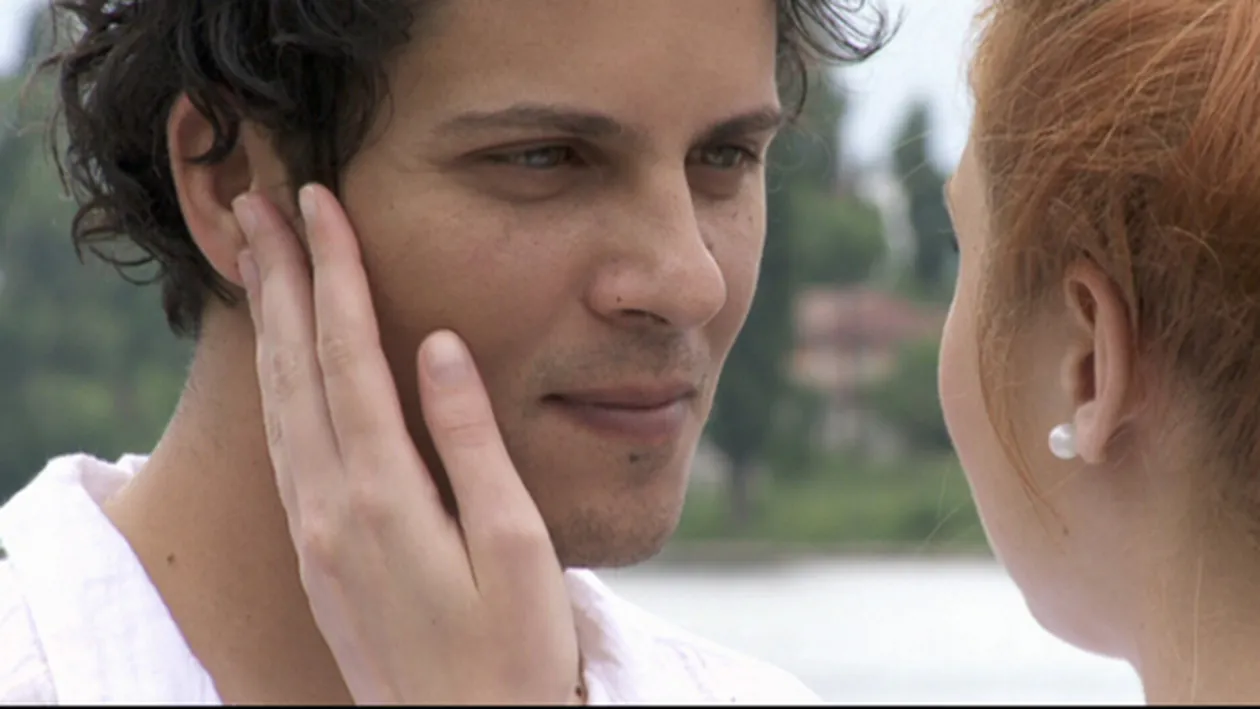 Lucian Viziru s-a făcut tocilar, dar tot drăguţ a rămas! Uite-l cum arată acum şi spune-ne dacă-l prinde noul look!