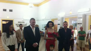 Tolea a facut-o din nou! Luptatorul s-a casatorit cu un iepuras Playboy la care au poftit mii de barbati!