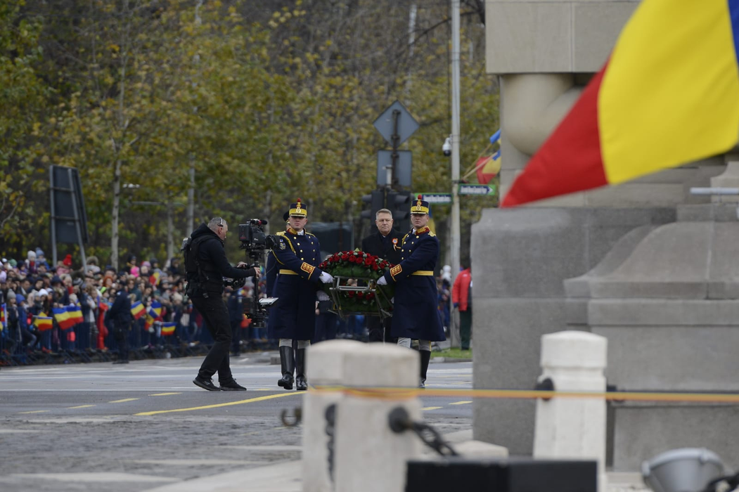 Klaus Iohannis a venit fără soția lui la parada militară din București. Gestul făcut de Carmen Iohannis pe Facebook înainte de Ziua Națională a României