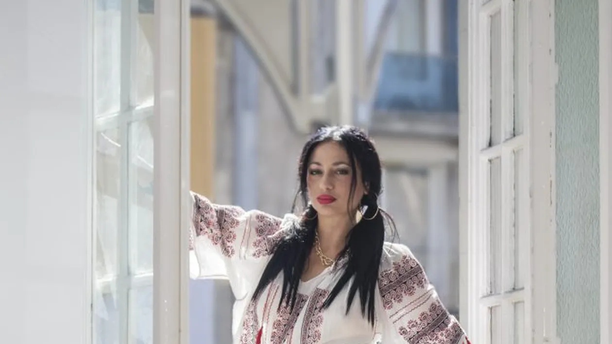 Ioana Popescu a lansat romanul „Fata cu ochii de chihlimbar”, o frescă socială despre viața rurală dar și a capitalei în perioada interbelică și postbelică din România