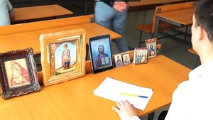 Viralul lunii! Cum „copiază” un elev la examen cu icoanele pe masă