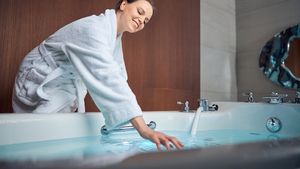 De ce renunță multe hoteluri la ușile de la baie. Turiștii sunt din ce în ce mai revoltați