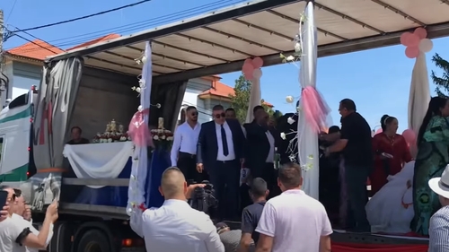 VIDEO | Nuntă inedită în Strehaia! Mirii și nuntașii au venit la biserică cu... tirul. S-au distrat, dar au primit și amenzi usturătoare