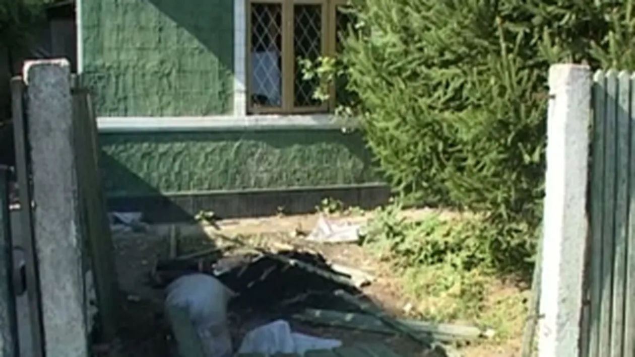 Patru tineri au vandalizat o casa si doua masini, suparati ca un amic de pahar nu a mai vrut sa bea cu ei!