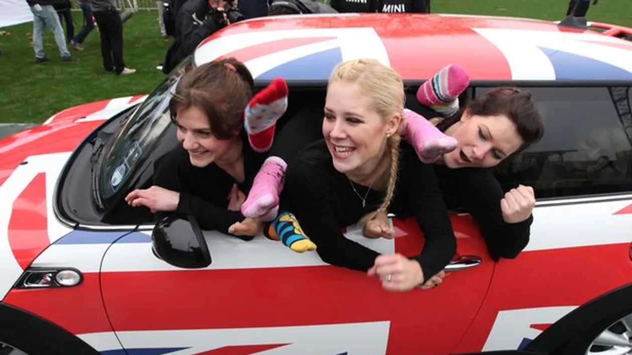 28 de femei s-au înghesuit într-un Mini! Ce alte bariere au fost depăşite de Ziua Cărţii Recordurilor!