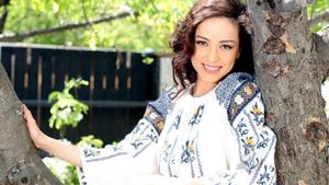 Ce studii şi pregătire are Olivia Steer, de fapt? Pe ce "bază" le dă soţia lui Andi Moisescu sfaturi românilor
