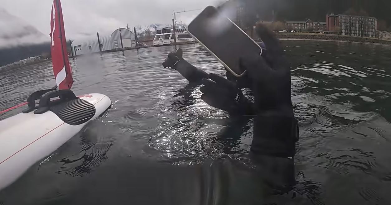 O femeie a găsit un iPhone 11 care a stat 6 luni pe fundul unui lac și este încă funcțional. Cine este proprietara telefonului | VIDEO