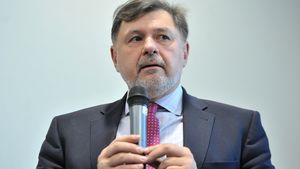 Mesajul lui Alexandru Rafila cu privire la vaccinare: „Trebuie să ajungem la 100.000 de vaccinări pe zi pentru a reveni la normalitate”