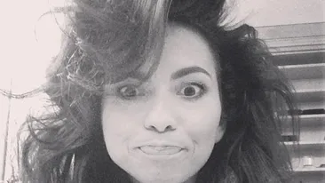 După ce s-a arătat naturală, Inna demonstrează că ştie cum stă treaba şi cu machiajul! Uite cât este de fardată! Îţi place?