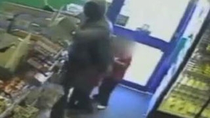 VIDEO SOCANT! A scos satarul in fata a doua fetite de gradinita ca sa jefuiasca un magazin