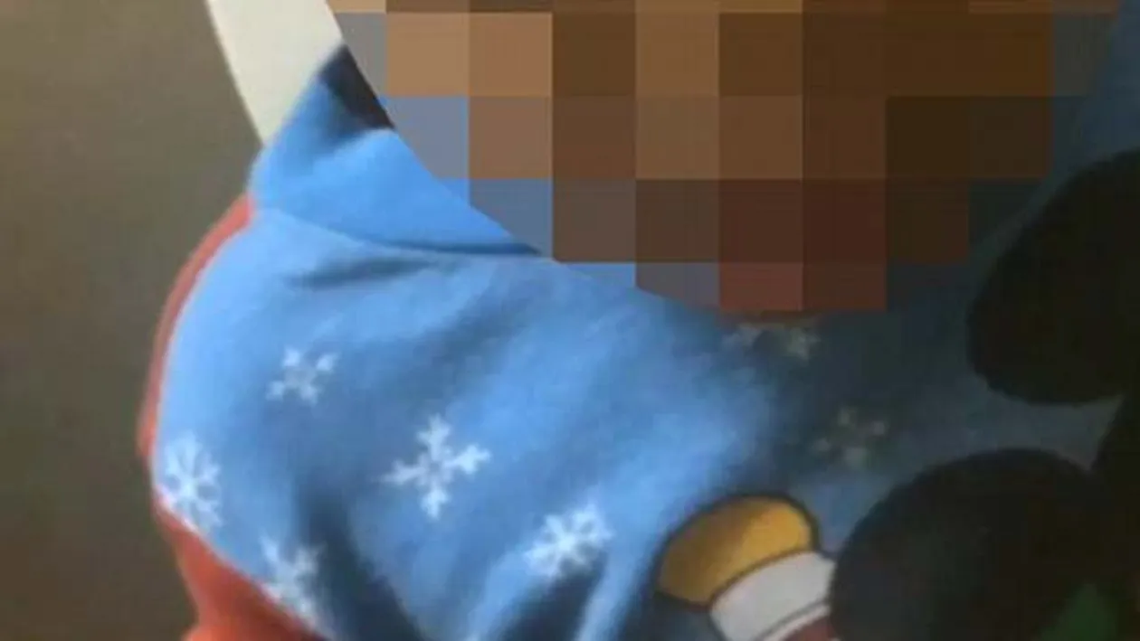 Imagini socante! Doi parinti i-au dat unui copil sa fumeze marijuana in timp ce se amuzau copios pe seama lui