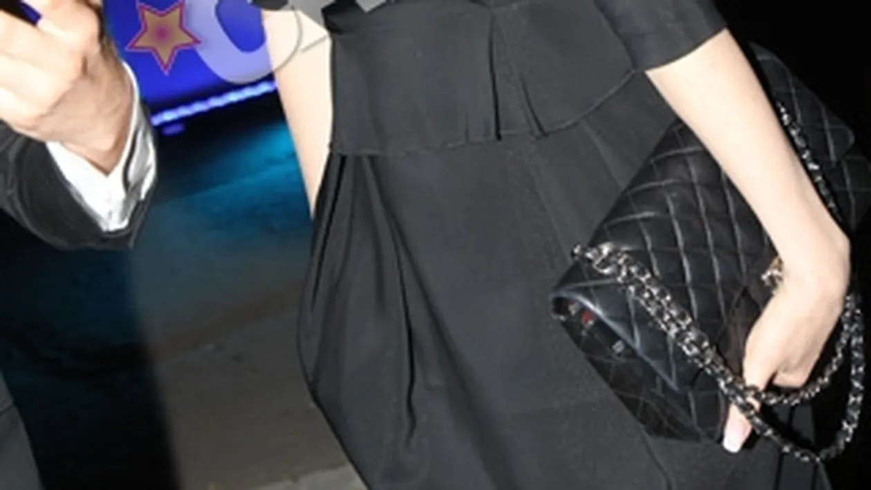 De cand a devenit sotie de milionar, Cristina Rus a uitat de fuste scurte, decolteuri si haine colorate! Se imbraca numai in negru, a facut o obsesie pentru o geanta Chanel, iar machiajul este aproape inexistent