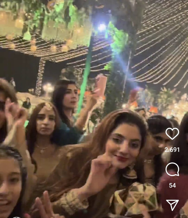 Adrian Sînă a făcut show peste hotare! Artistul a cântat la o nuntă de pakistanezi. „Parcă am fost într-un film la Bollywood”