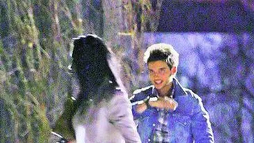 Vedeta din Pariu cu viata e playboy si in viata de zi cu zi. Sarut pasional cu iubita unui milionar