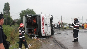 Un autocar plin cu 52 de pasageri s-a ciocnit cu un autoturism în județul Brăila. Traficul e blocat