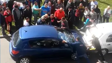 Scene uluitoare la Dej! Un șofer beat a fost scos cu forța din mașină VIDEO