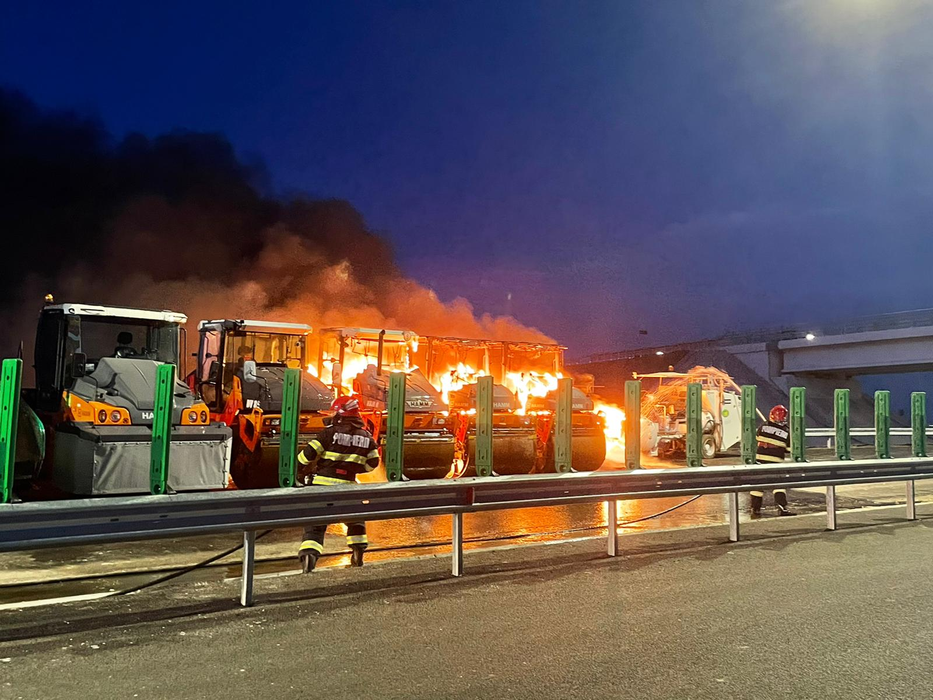 Incendiu puternic pe drumul expres Craiova- Pitești. Patru utilaje au luat foc