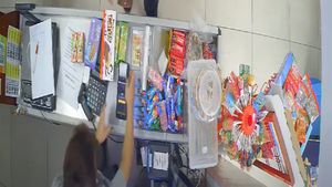 Metoda "Vă las telefonul" | Cum a fost înșelată, cu 175 de lei, o vânzătoare a magazinului "La Doi Pași" din satul Stoenești, de către o clientă