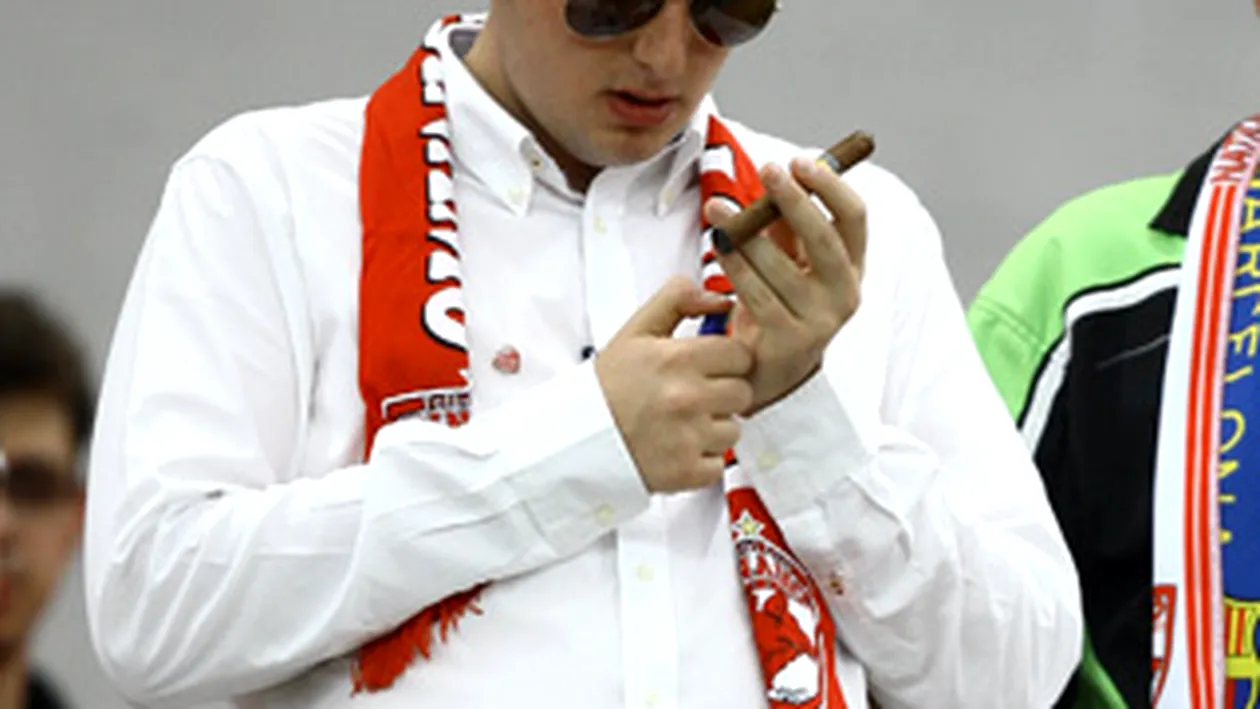 Fumuri de copil de bani gata -  Borcea a avut o sosie pe National Arena: fiul milionarului Viorel Micula s-a imbracat in alb-rosu si a pufait trabuc!