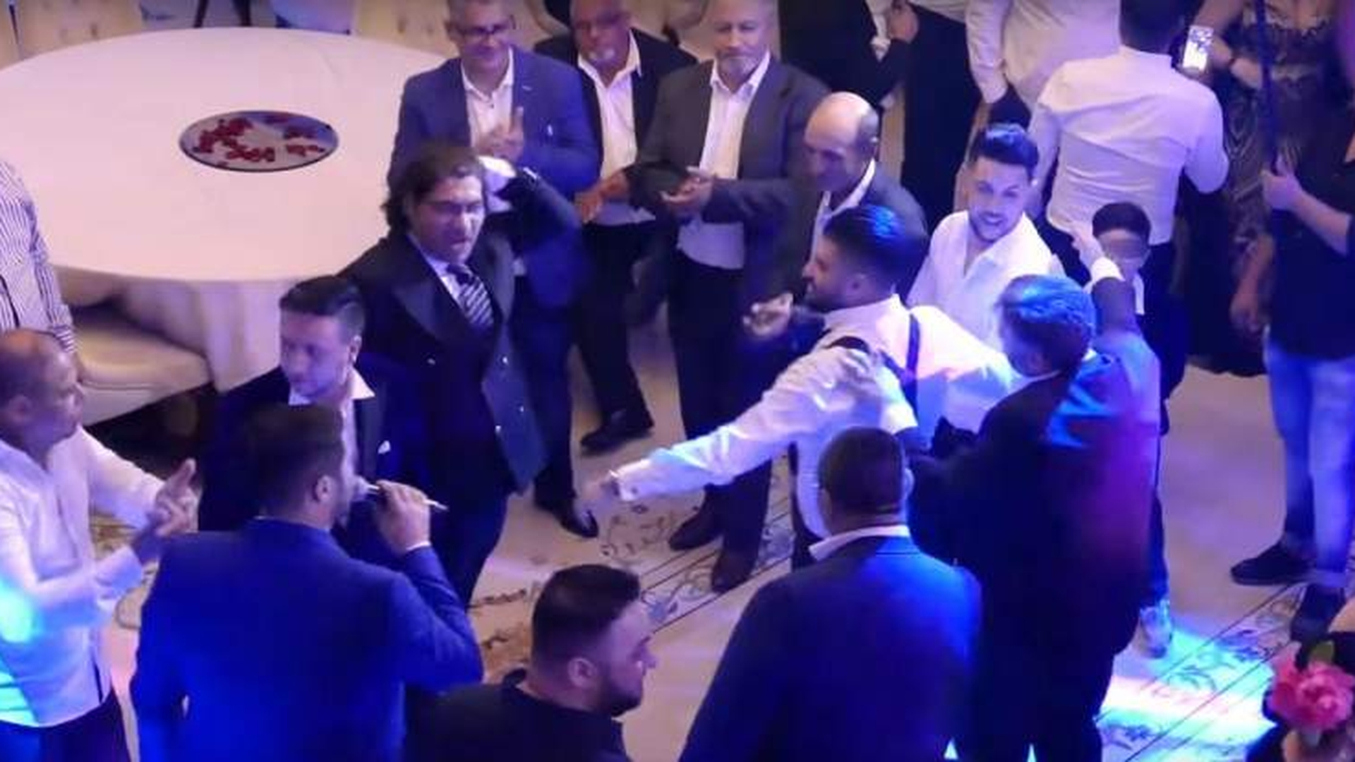 După Florin Salam, un alt manelist a fost bătut cu bestialitate într-un restaurant! "M-a luat de gât și..."