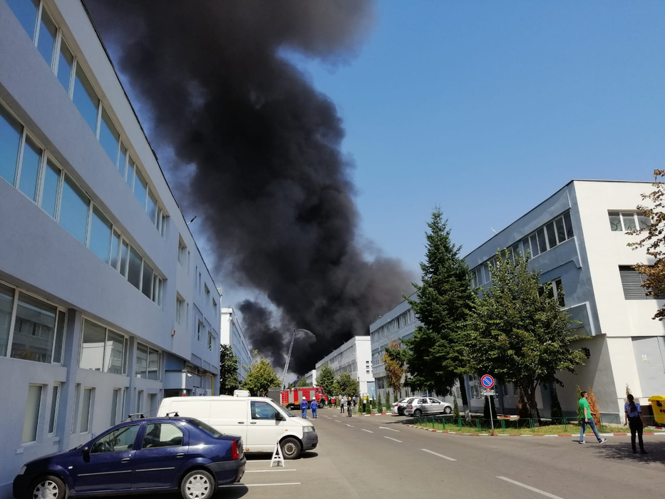 VIDEO. Incendiu puternic pe Strada Biharia din București. „Arde o hală, în întregime”. A fost transmis mesaj prin Ro Alert pentru protecția populației