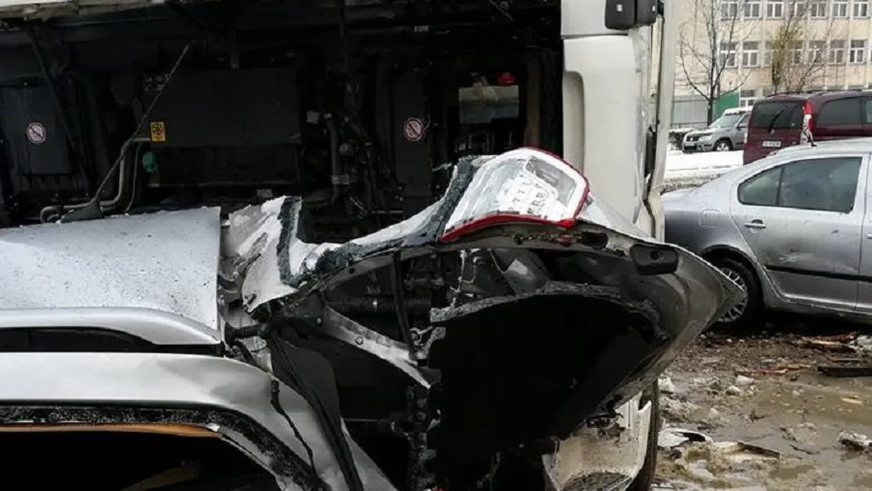 O băută de 100.000 de euro. Șofer din Iași, arestat după ce s-a cinstit bine și a intrat cu TIR-ul în nouă mașini