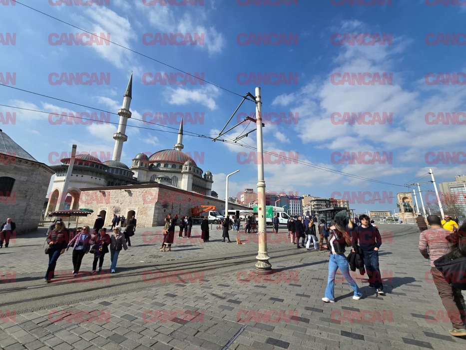 Românii au luat cu asalt Piața Taksim, înainte de România-Turcia. Cât costă un doner sau un porumb copt?