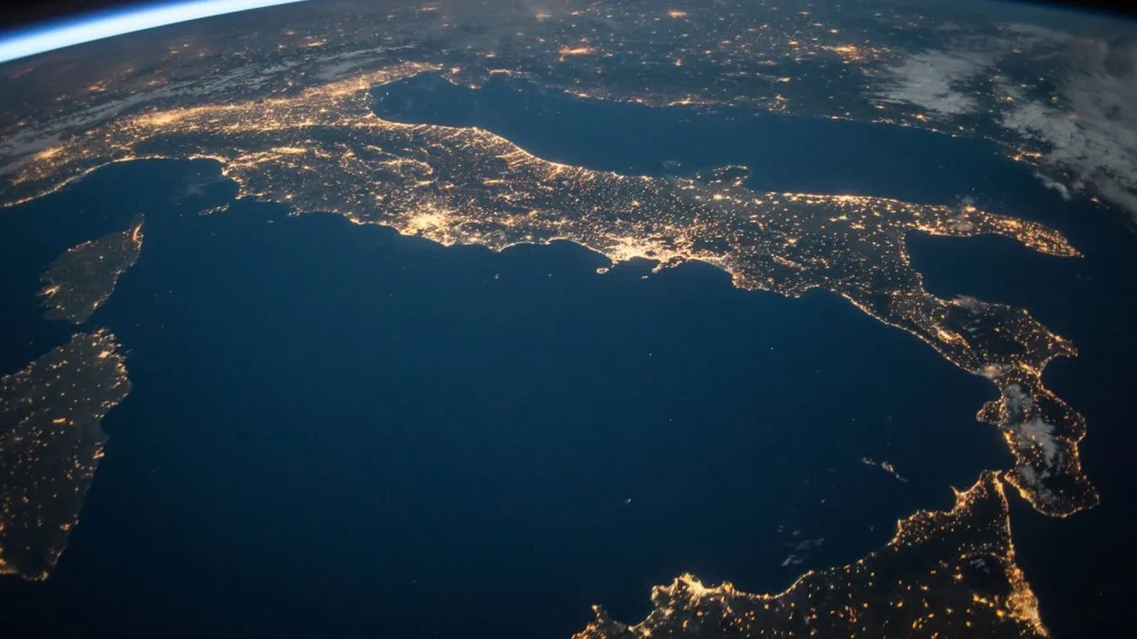 Avertismentul specialiștilor! O furtună geomagnetică ar putea lovi Pământul joi. Ce urmări va avea fenomenul