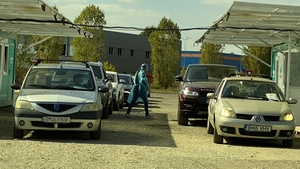 Coadă de câțiva zeci de metri la un centru de testare COVID-19 în Băneasa. 26.554 de teste au fost efectuate în ultimele 24 de ore